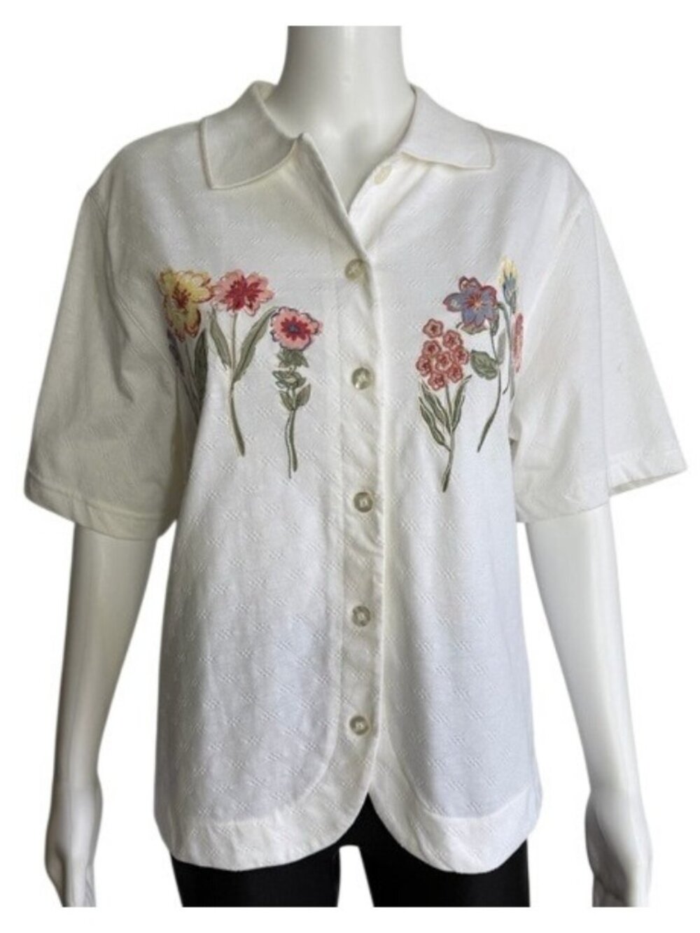 Alfred Dunner Embroidered Floral Short Sleeve Button Front Top in White - Size L